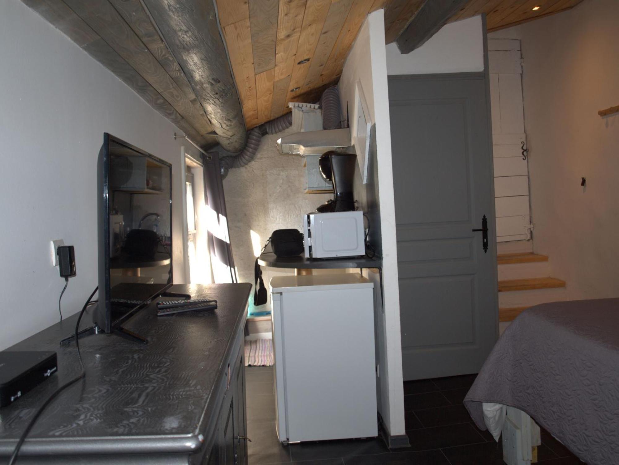 Insolite Studio -La Tour Des Templiers- Montfrin Exterior photo