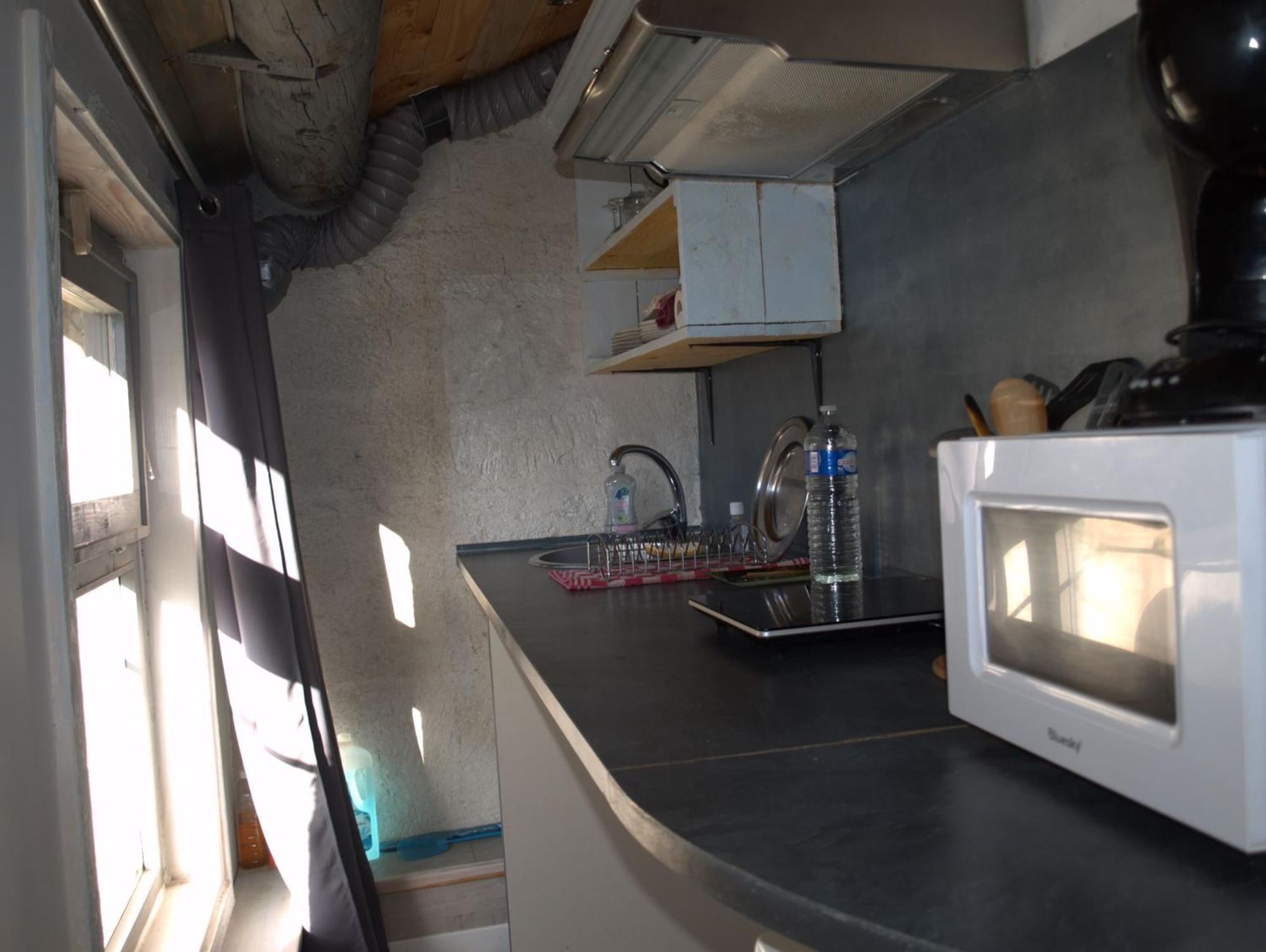 Insolite Studio -La Tour Des Templiers- Montfrin Exterior photo