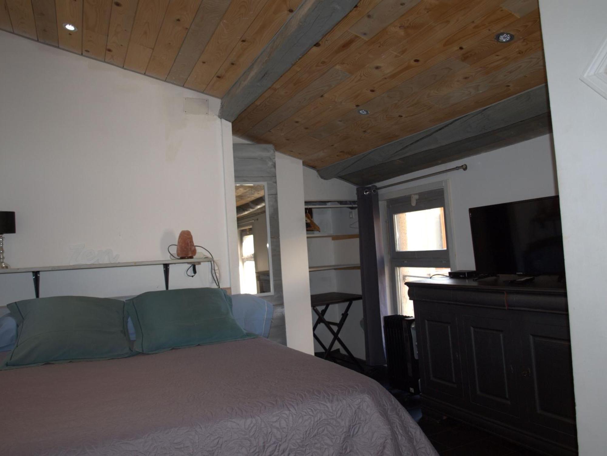Insolite Studio -La Tour Des Templiers- Montfrin Exterior photo